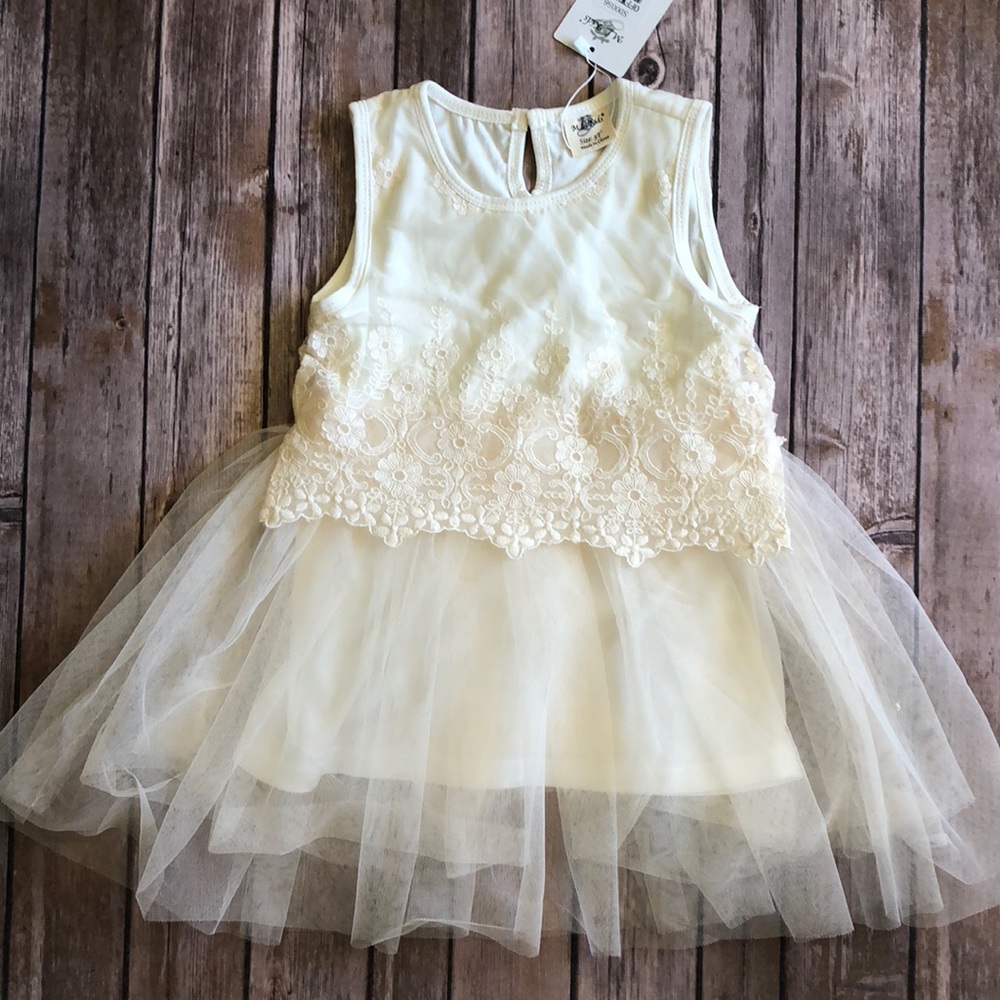 BRAND NEW Ivory Floral Lace Dress 💓